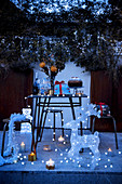 Weihnachtlich dekorierte Terrasse mit Lichterketten und Lichter-Figuren