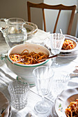 Gedeckter Tisch mit Pasta serviert in Terrinenform
