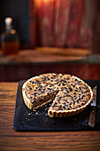 Pecanpie mit Chocolatechips, angeschnitten