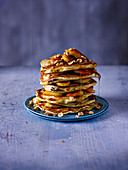 Ein Stapel Pancakes mit Schokofüllung und karamellisierten Bananen