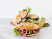 Bagel with roast beef, cream cheese, lettuce and pickles