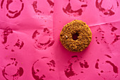 Ein Donut auf rosa Hintergrund