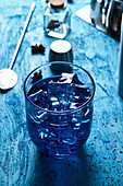 Blaues Getränk und Barutensilien auf Tisch