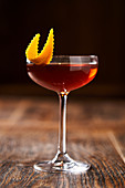 Martinez Cocktail mit Orangenschale