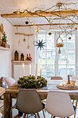 Adventskranz auf dem Holztisch im weihnachtlich dekorierten Esszimmer