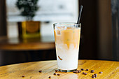 Kokos-Mango-Cocktail mit Kokoslikör und Kaffeebohnen