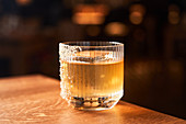 Amber Whisky Cocktail mit Eis und Zuckerverzierung