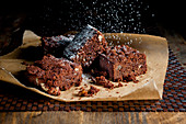 Brownies mit Puderzucker bestäuben