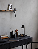 Schwarzer Schreibtisch mit maskuliner Vintage-Deko