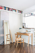 Schreibtisch und Designerstuhl im offenen Home-Office