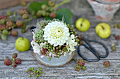 Herbstliches Gesteck mit Dahlie, Hortensienblüten und unreifen Beeren