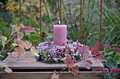 Kerzenkranz aus Hortensienblüten, Herbstchrysanthemen, Topferika und Schneebeeren