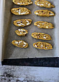 Oldbread Cookies (Altbrot-Kekse) mit Mandeln auf Backpapier