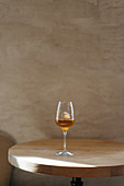 Ein Glas Dessertwein auf Holztisch