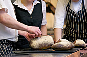 Kellner begutachten frisch gebackenes Brot