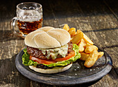 Beef Burger mit Stilton, Zwiebelchutney, Pommes und Bier