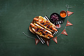 Hot Dogs mit roten Zwiebeln und Ketchup für die Super Bowl Party