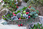 Basket tray with cones and Christmas tree balls