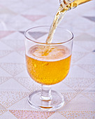 Cidre in Glas einschenken