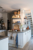 Kücheninsel als Raumteiler in offener Landhausküche in Weiß