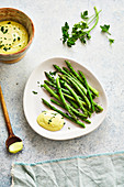 Grilled asparagus spears with hollandaise sauce and coriander