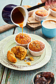 Kaffee-Dattel-Muffins mit Salzkaramellsauce beträufeln