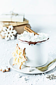 Heisse Schokolade und weihnachtliche Zuckerplätzchen