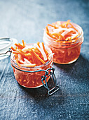 Eingelegte Karotten und Daikon-Rettich