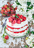 Baiserkuchen mit Erdbeeren