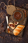 Schokoladen-Karamell-Sauce mit Brioche-Brötchen