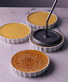 Vanillecreme mit einem heißen Karamellisiereisen karamellisieren