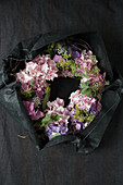 Kranz aus Blüten von Hortensien, Frauenmantel und Ranken von Walderdbeere