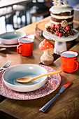 Rustikal weihnachtlich dekorierter Tisch mit Pappmache-Pilz