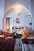 Weihnachtlich dekorierter Wohnraum in rustikalem italienischen Landhaus