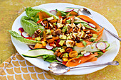 Frühlingssalat mit Avocado, Möhren, Zucchini, Radieschen und Pinienkernen