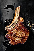 Ribeye-Steak mit Knochen