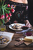 Frau isst Nudeln mit Radicchio, Pancetta und Parmesan