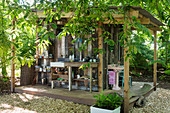Outdoor-Küche und Outdoor-Bad an der Fassade einer kleinen Holzhütte