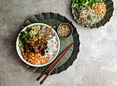 Bun Bo Nam Bo - Reisnudelsalat mit Rindfleisch, Kräutern, eingelegtem Gemüse und Fischsauce (Vietnam)