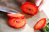 Erdbeere in Scheiben schneiden (Nahaufnahme)