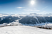 Blick vom Skigebiet Schatzalp-Strela in Richtung Davos, Graubünden, Schweiz