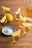 Tequila-Shots mit Salz und Zitrone