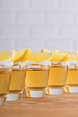 Tequila-Shots mit Salzrand und Zitrone