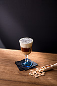 Kaltes Kaffee-Schoko-Getränk mit Sahne und Mandellikör