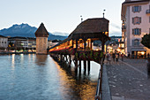 Die Kapellbrücke über die Reuss und der Wasserturm, Luzern, Kanton Luzern, Schweiz