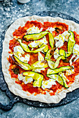 Ungebackene Pizza mit Zucchini, Mozzarella und Tomatensauce