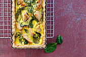 Tart with spinach and pieces of chicken