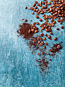 Kaffeestilleben mit Kaffeebohnen und Kaffeepulver