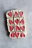 Erdbeer-Sahneeisschnitten mit Keksboden