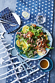Entenconfit-Salat mit Grünkohl und marinierter Ananas